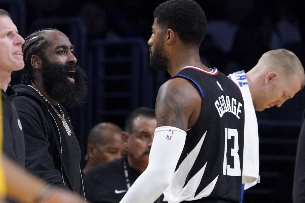 NISU ODUŠEVLJENI Pogledajte kako je Džejms Harden dočekan u svlačionici Klipersa, samo jedan igrač je ustao da ga pozdravi (VIDEO)