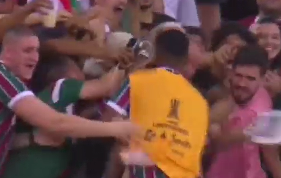 TO SAMO KOPA LIBERTADORES MOŽE DA REŽIRA Kenedi postigao spektakularan gol pa „zaplivao“ na tribine i dobio crveni karton! Suze Marsela, pucaju emocije! (VIDEO)