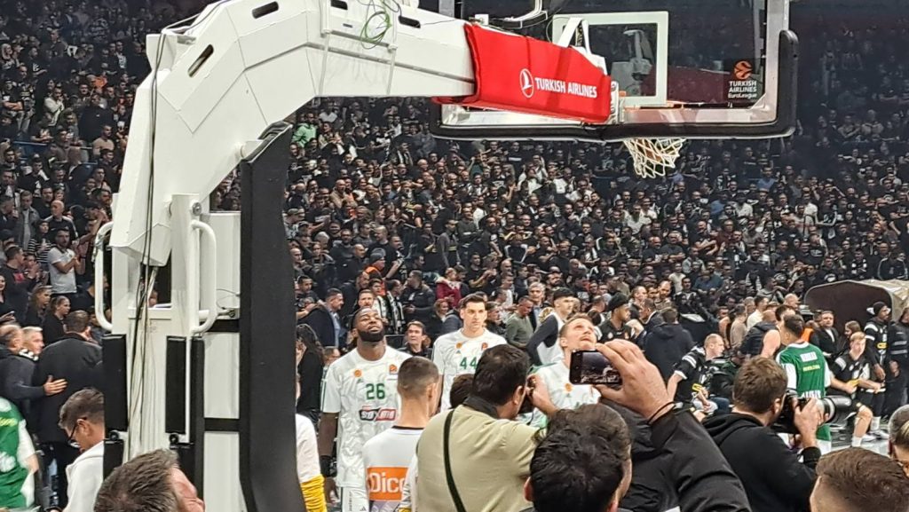 OVAJ TRENUTAK SE ČEKAO Lesor je ušao u halu, „grobari“ u ekstazi! Pogledajte kakav su mu doček priredili navijači Partizana (VIDEO)