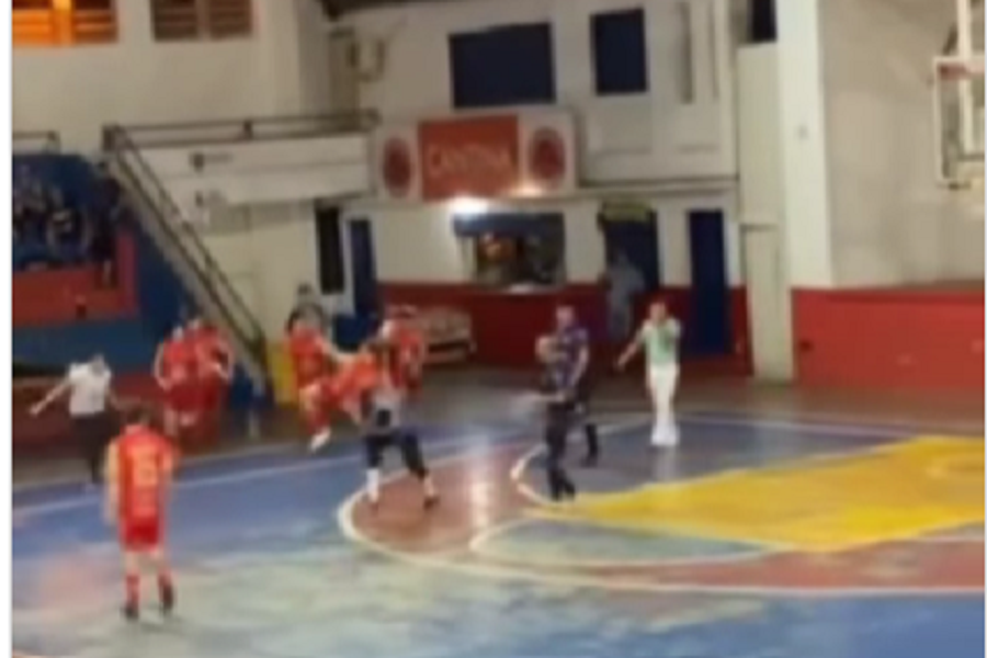 OVAKO NEŠTO JOŠ NISTE VIDELI Mali fudbal ili Mortal Kombat? Fudbaler na brutalan način „patosirao“ protivničkog golmana (VIDEO)