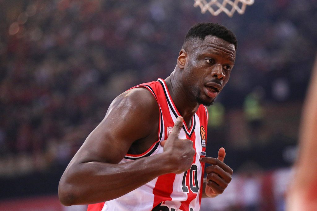 ZVEZDIN DŽELAT JEDVA DIŠE Gorostasni centar Olimpijakosa se borio za vazduh (VIDEO)