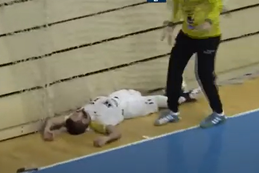 JEZIVA SCENA U BOSNI I HERCEGOVINI Rukometaš udario glavom o parket i ostao da leži, nastao je haos na terenu… (VIDEO)