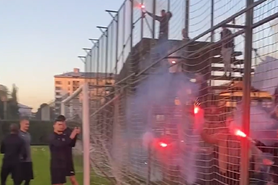 IZNENAĐENJE PRED PUT U NOVI PAZAR „Grobari“ došli na trening i pružili podršku svojim miljenicima (VIDEO)