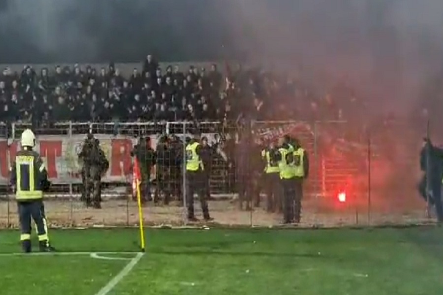 HAOS U MOSTARU Navijači Zrinjskog prekinuli derbi, bacali baklje i tukli se sa policijom (VIDEO)