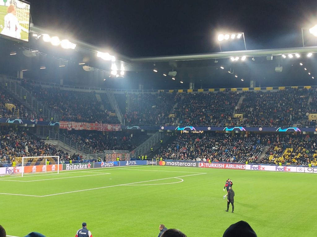 ZAGREVANJE „Delije“ pristižu, pristalice Jang Bojsa već u kopu (VIDEO)