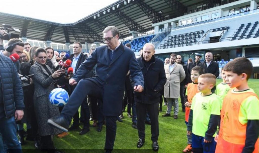 „DA SE NE NALJUTE LJUDI…“ Vučić obišao stadion u Loznici: Zvezda planira, a Partizan je iskazao spremnost… (FOTO)
