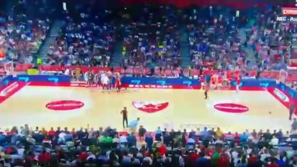 „DELIJE“ I U KOŠARCI GUBE STRPLJENJE Nema ko da skoči ispod koša, Bajern se igra, a Arena zviždi (VIDEO)