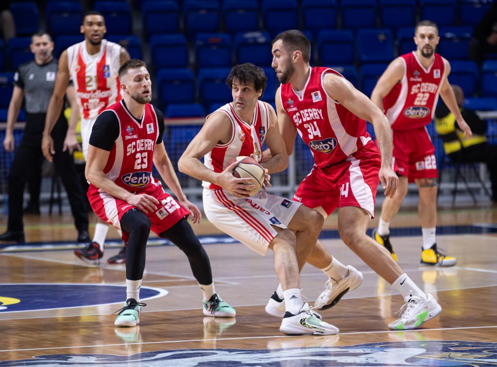ZVEZDA SE MUČILA, ALI SLAVILA Crveno-beli upisali 11. pobedu u ABA ligi – otpor SC Derbija „slomljen“ u završnici (VIDEO)