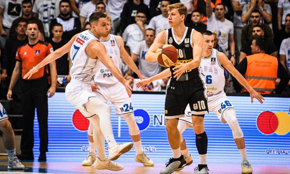 POLUVREME Partizan gubi dvocifrenom razlikom u Zadru! Primio trojku sa zvukom sirene… (VIDEO)