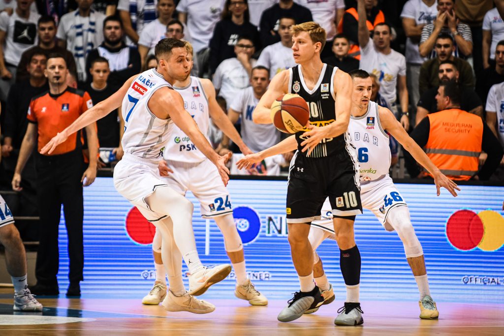 POLUVREME Partizan gubi dvocifrenom razlikom u Zadru! Primio trojku sa zvukom sirene… (VIDEO)