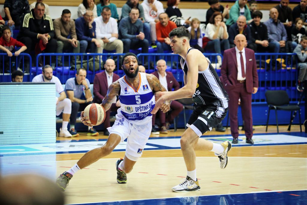 POLUVREME Smit se ispromašivao, pa upisao prve poene na debiju – Partizan sa „+12“ na pauzi u Baru