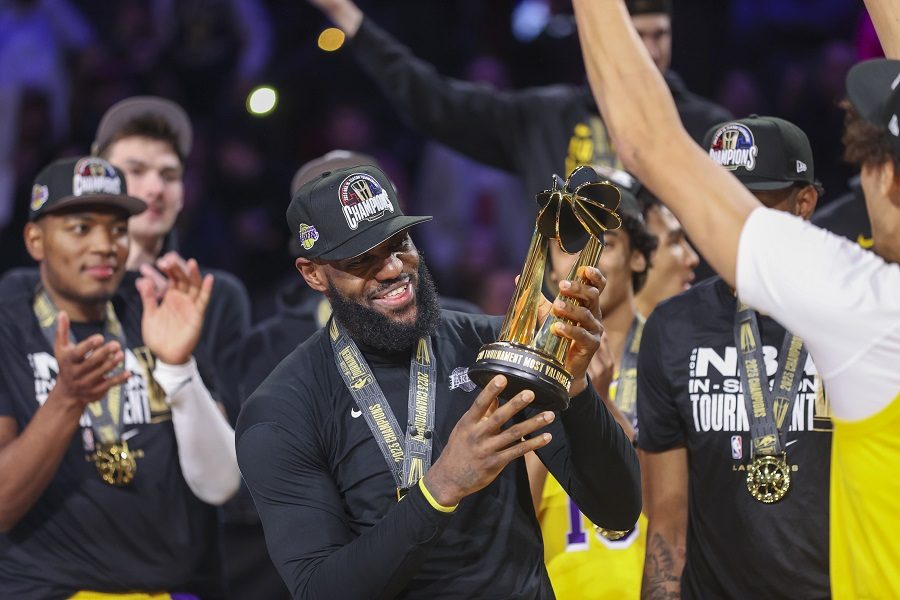 LEJKERSI ISPISALI ISTORIJU Lebron podigao prvi pehar namenjen pobedniku NBA kupa (VIDEO)