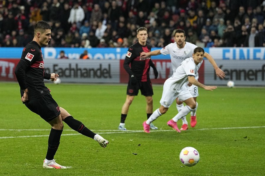 BUNDESLIGA Het-trik Šika, Ajntraht gubio do 90. minuta, pa pobedio (VIDEO)
