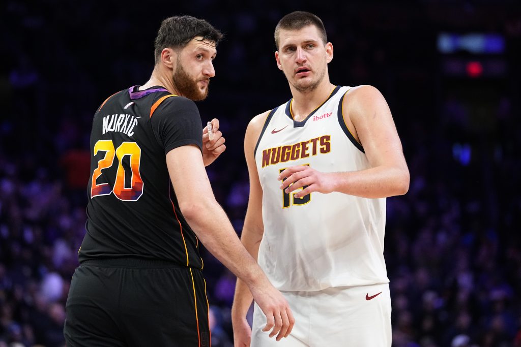 NESPORTSKI POTEZ Nurkić laktom udario Jokića! Somborac samo pao na zemlju, sudija odmah reagovao! (VIDEO)