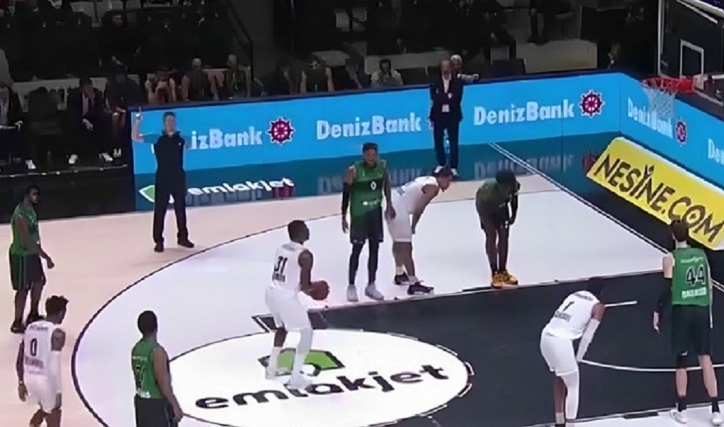 ČOVEČE, ŠTA TRENIRAŠ? Ovo niste nikada pre videli! Stao je na liniju slobodnih bacanja i… (VIDEO)