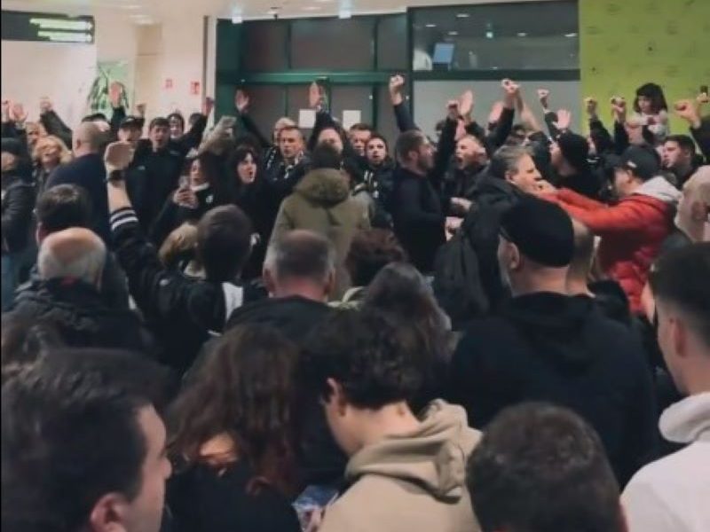 FEŠTA U SITNIM SATIMA Navijači Virtusa dočekali košarkaše na aerodromu (VIDEO)
