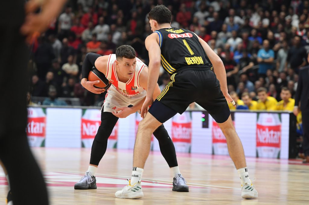 ZVEZDA KONTROLIŠE UTAKMICU Crveno-beli sa „+9“ na pauzi protiv Albe (VIDEO)