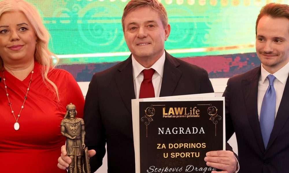 NOVA NAGRADA ZA PIKSIJA U njegovim rukama je statua Dušana Silnog