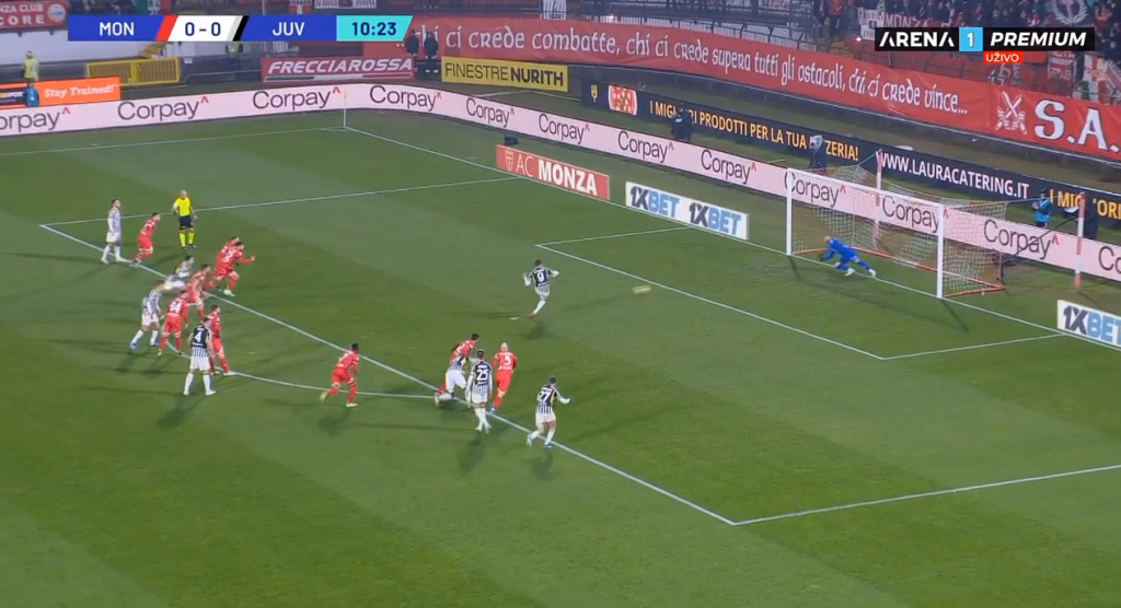 KAKAV MALER Vlahović promašio s bele tačke, pa i iz odbitka! Srećom po Juve, Rabio je već iz narednog kornera pogodio (VIDEO)