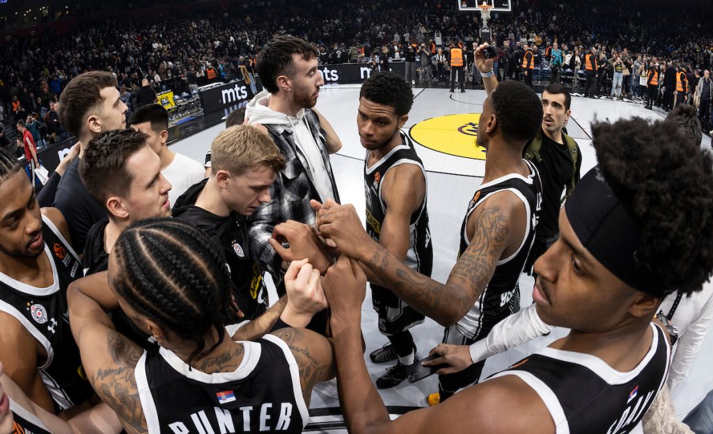 HVALI CRNO-BELE Ispod radara prolazi trenutak kada je Partizan počeo da pobeđuje… Ovaj igrač ima „led u venama“! Klasa je!