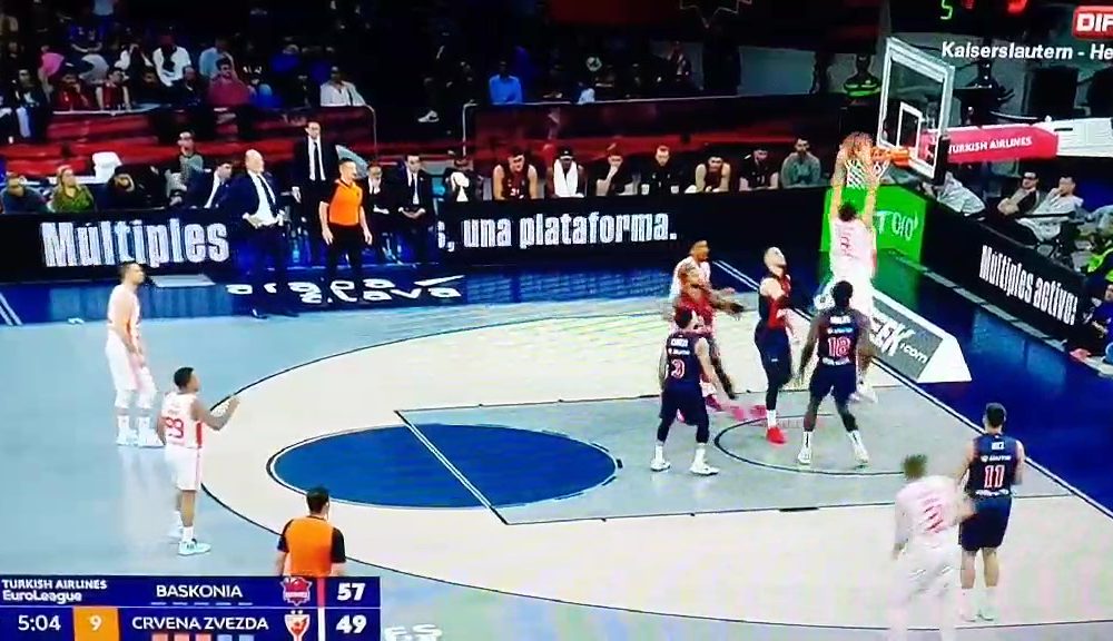 KONAČNO SE AKTIVIRAO Atraktivno zakucavanje Luke Mitrovića (VIDEO)
