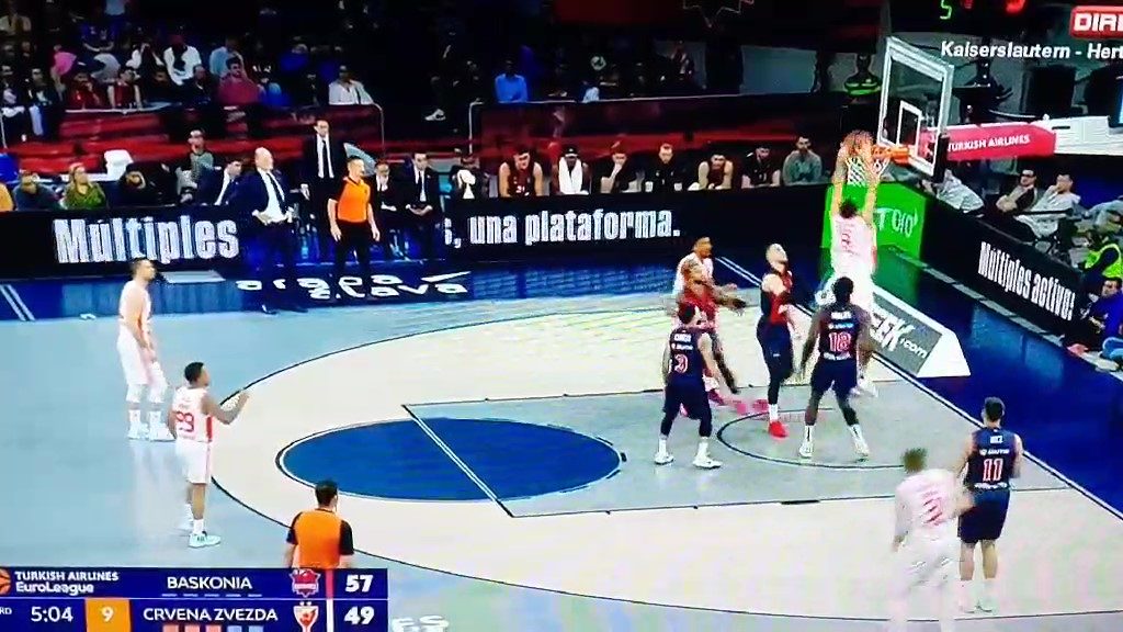 KONAČNO SE AKTIVIRAO Atraktivno zakucavanje Luke Mitrovića (VIDEO)