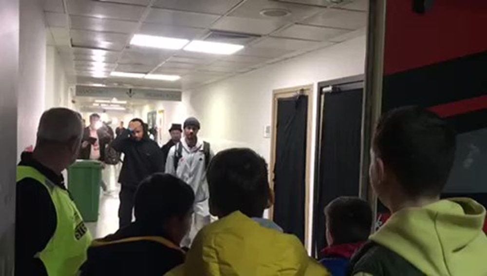 ZATRAŽIO DA NE IGRA, PA DELIO AUTOGRAME POSLE MEČA Nejpir: Ne smem da komentarišem (VIDEO)