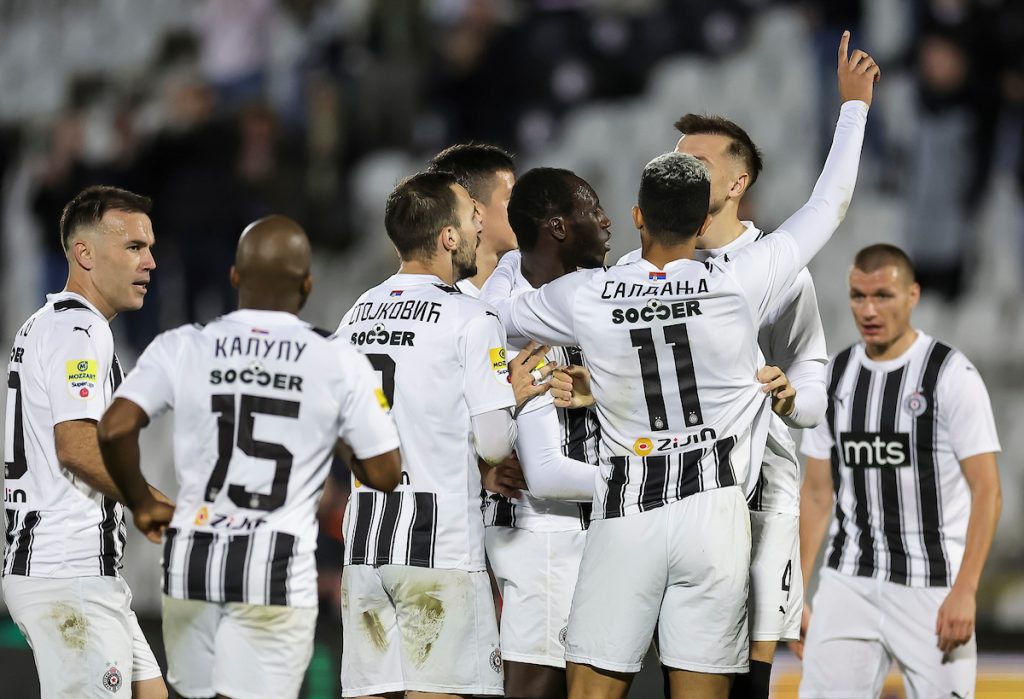 SJAJNE VESTI ZA „GROBARE“ FK Partizan u sredu pušta dresove u prodaju  (FOTO)