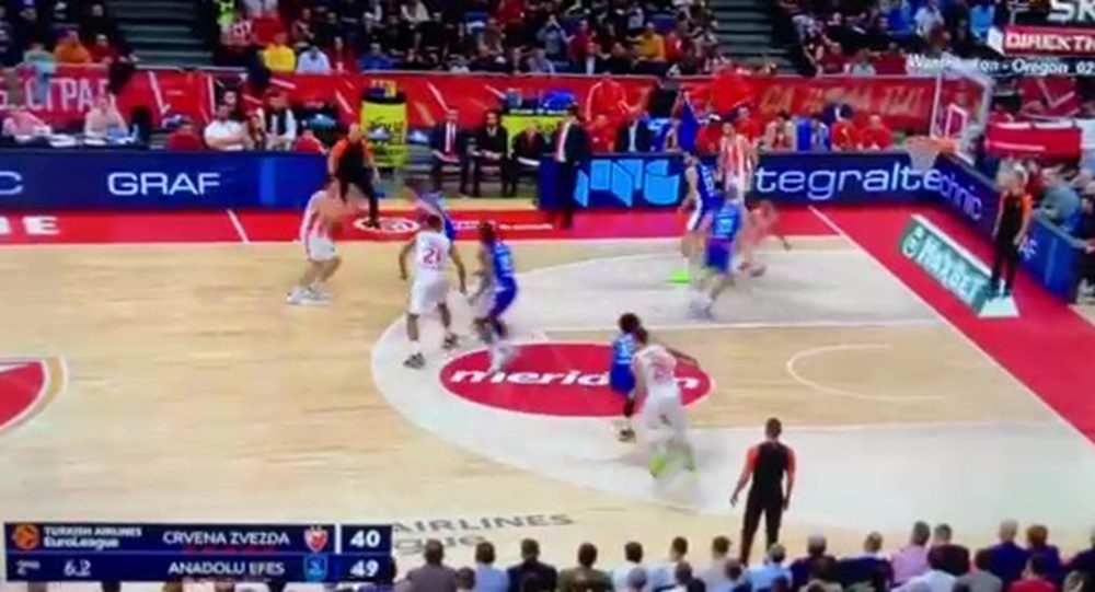 TROJKA TEODOSIĆA ZA KRAJ POLUVREMENA Zvezda na pauzi sa šest poena zaostatka (VIDEO)