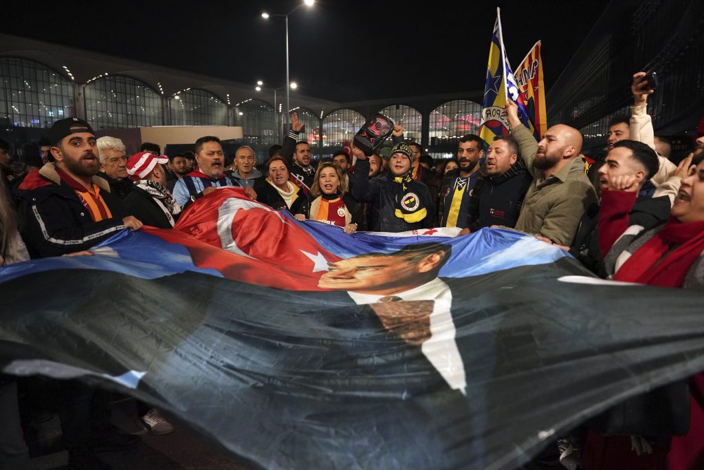 DESILO SE ČUDO Najveći neprijatelji u svetu fudbala se složili! Evo zbog čega su navijači Fenera i Galate zajedno na aerodromu (FOTO/VIDEO)