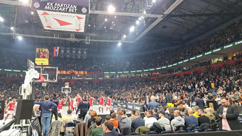 UVREDE ZA NESUĐENO POJAČANJE Mirotić nije došao u Beograd, ali su „grobari“ imali šta da mu poruče! (VIDEO)