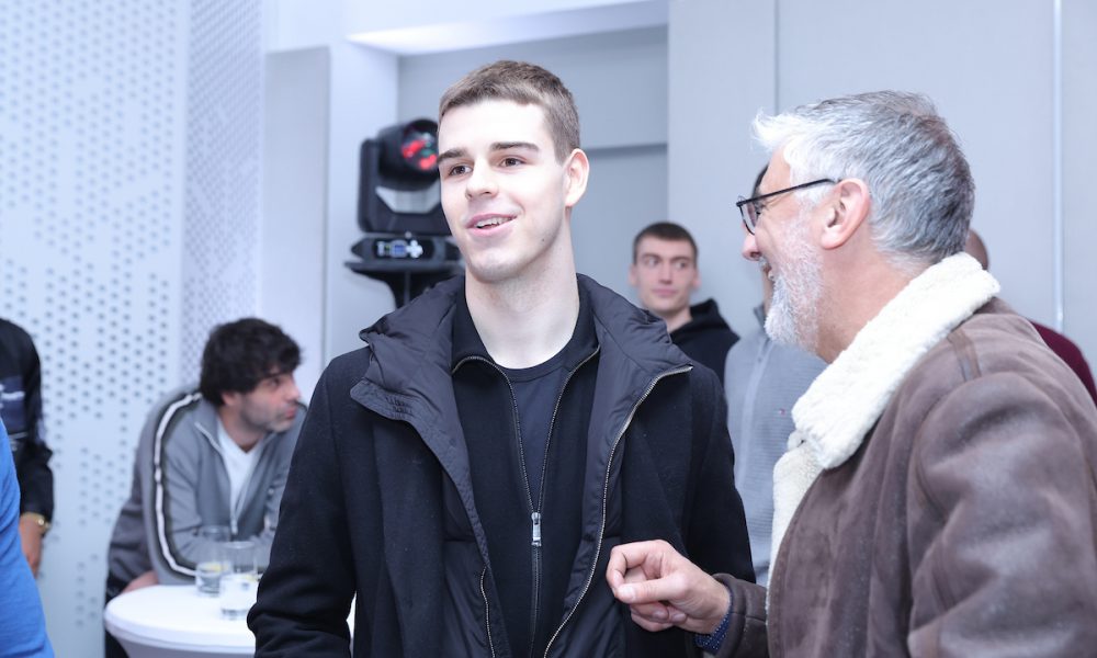 ZAGOLICAO MAŠTU „DELIJAMA“ Mladi NBA igrač prokomentarisao povratak Topića u Zvezdu, pa dobio poruku da se ne igra sa srcem (FOTO)