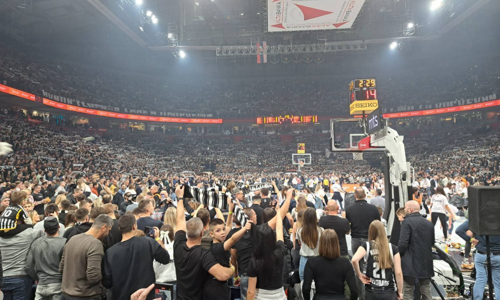 NESTVARNE SCENE U „ARENI“ Partizan i „grobari“ poslali predivnu sliku u svet! Svuda su plišane igračke (VIDEO)