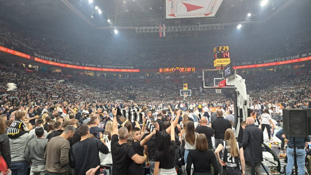 NESTVARNE SCENE U „ARENI“ Partizan i „grobari“ poslali predivnu sliku u svet! Svuda su plišane igračke (VIDEO)