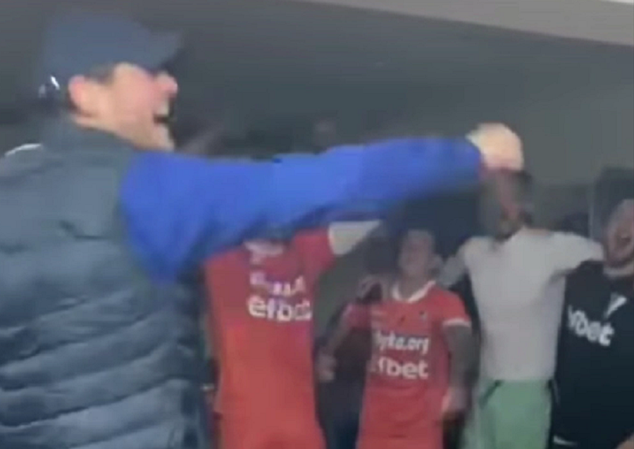 OVAKVOG GA JOŠ NISTE VIDELI Lalat vodio navijanje! Veliko slavlje fudbalera Spartaka u Novom Pazaru (VIDEO)