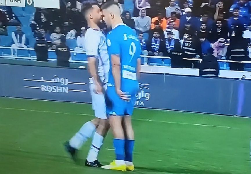 MITAR PAO KAO DA GA JE KLEJ UDARIO Loša gluma Srbina, žuti karton za obojicu (VIDEO)