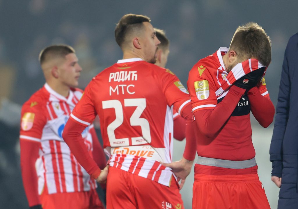 „DELIJE“ RAZOČARANE Poruka igračima posle poraza u derbiju: Skinite dresove!