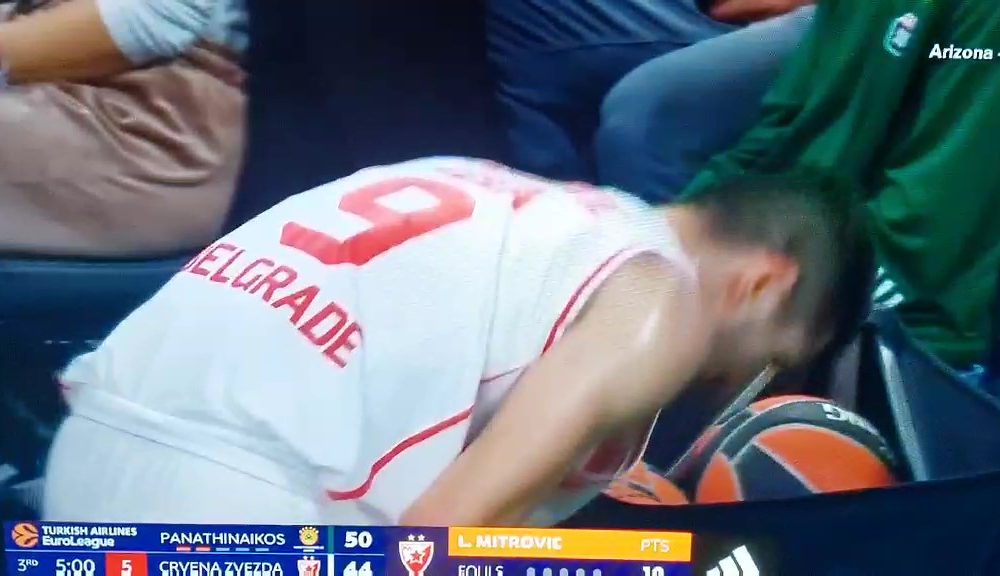 NE DELUJE DOBRO Mitrović se požalio na povredu, pa momentalno napustio teren (VIDEO)