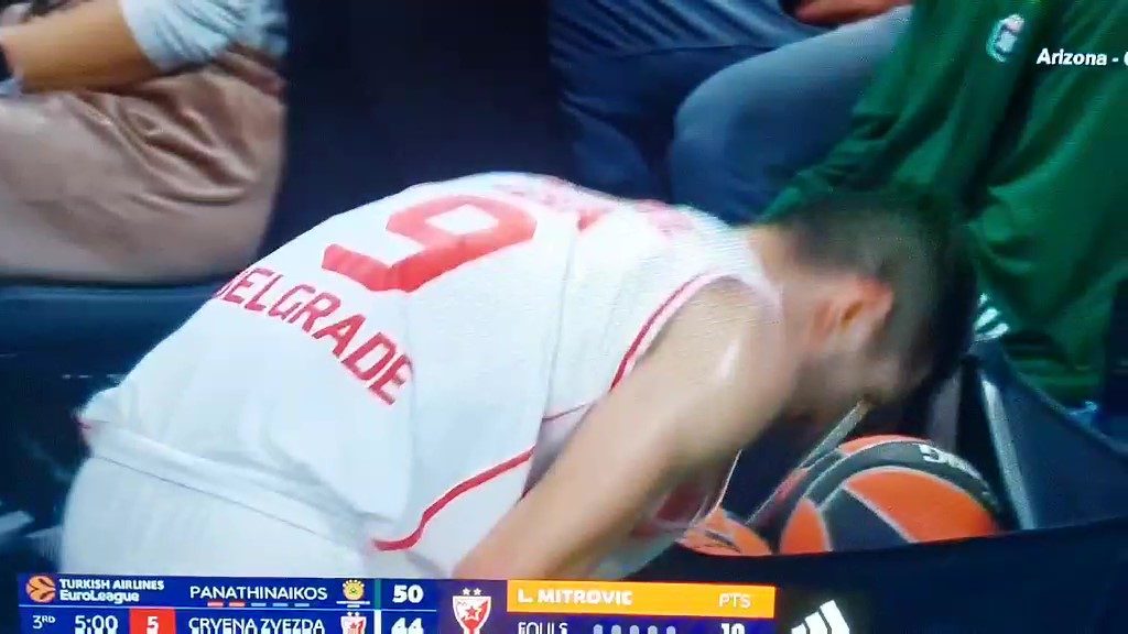 NE DELUJE DOBRO Mitrović se požalio na povredu, pa momentalno napustio teren (VIDEO)