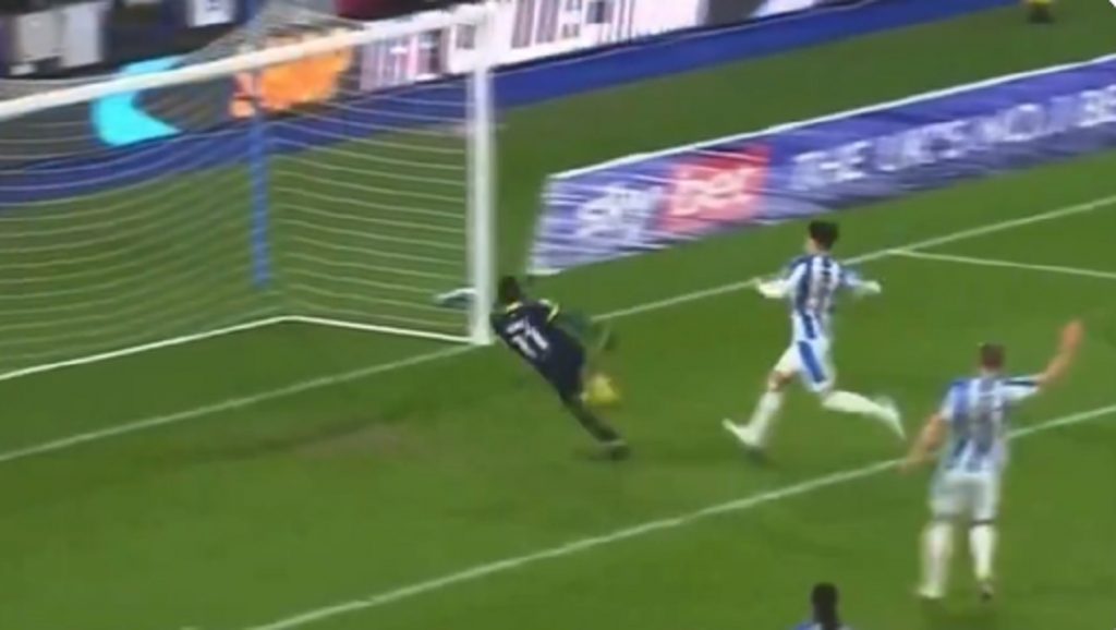 DEČKO, I TI SI PROFESIONALNI FUDBALER? Sam kao duh, pred praznom mrežom sa dva metra promašio – sve! (VIDEO)