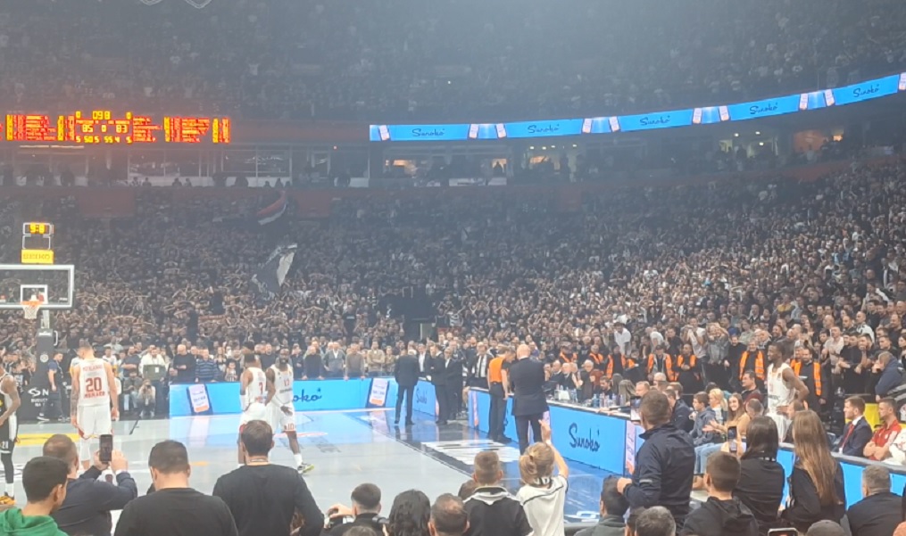 POŠTUJEMO LI IKOGA? „Grobari“ na kraju sramno izvređali legendu srpske košarke… Ovo je, nažalost, samo ovdašnji specijalitet! Čovek je osvojio tri evropska i svetsko zlato za ovu zemlju (VIDEO)