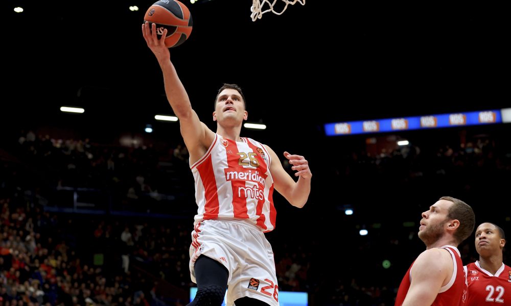 ŠTA SE OVO DEŠAVA U MILANU? Trojica igrača Zvezde završila na podu u prvoj četvrtini (VIDEO)