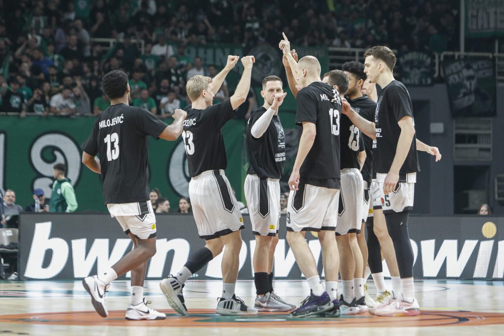 „J*** VAS HRVATSKA“ Žestoka prozivka za Partizan od navijača Panatinaikosa! Istaknut veoma uvredljiv transparent (FOTO)