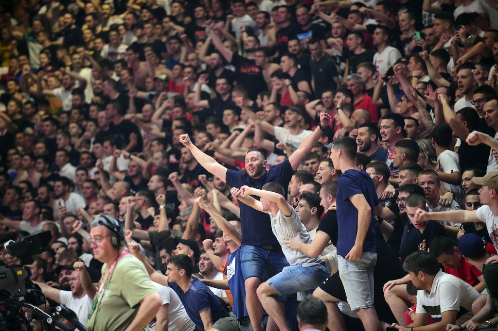 VATRENA UVERTIRA Košarkaš Partizana srednjim prstom odgovorio na uvrede „delija“! (FOTO)