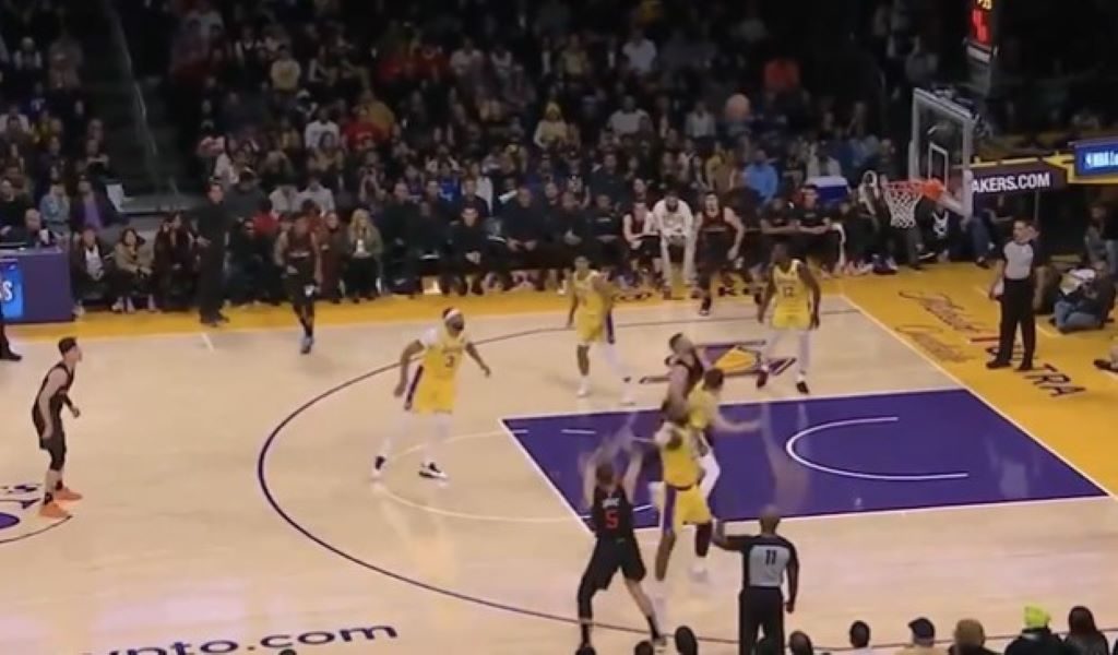 LEBRONU U LICE Jovićeva trojka za špice protiv Lejkersa! Srbin blistao u dresu Majamija (VIDEO)