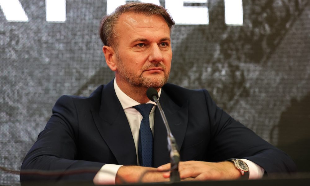 „LEČITE SVOJE FRUSTRACIJE…“ Oglasio se Ostoja Mijailović po pitanju uvredljivog transparenta u Atini: Partizan je gospodski klub!