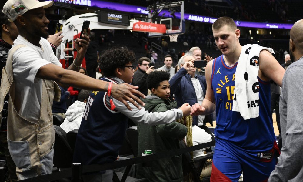 PRESTONICA AMERIKE JE VIDELA ČAROBNJAKA Jokić ubacio 42 poena, aplaudirali mu i navijači Vašingtona! Sve je lakše kad su njih dve na tribinama