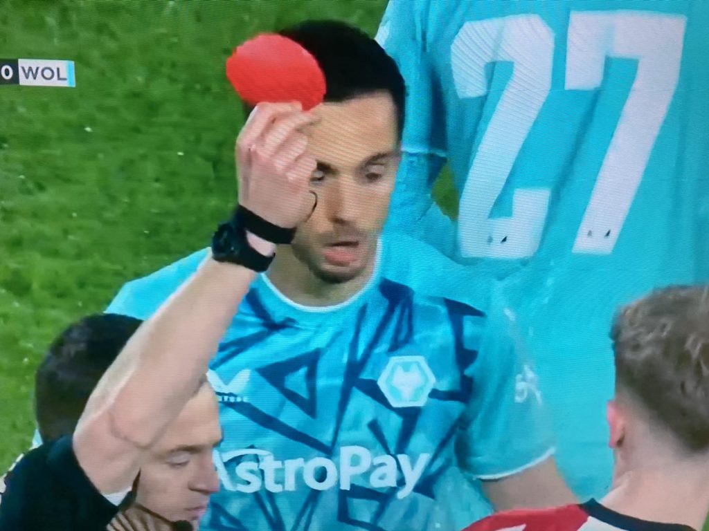 ŠTA JE SAD OVO? Pokazan crveni karton okruglog oblika – evo šta to znači (VIDEO)