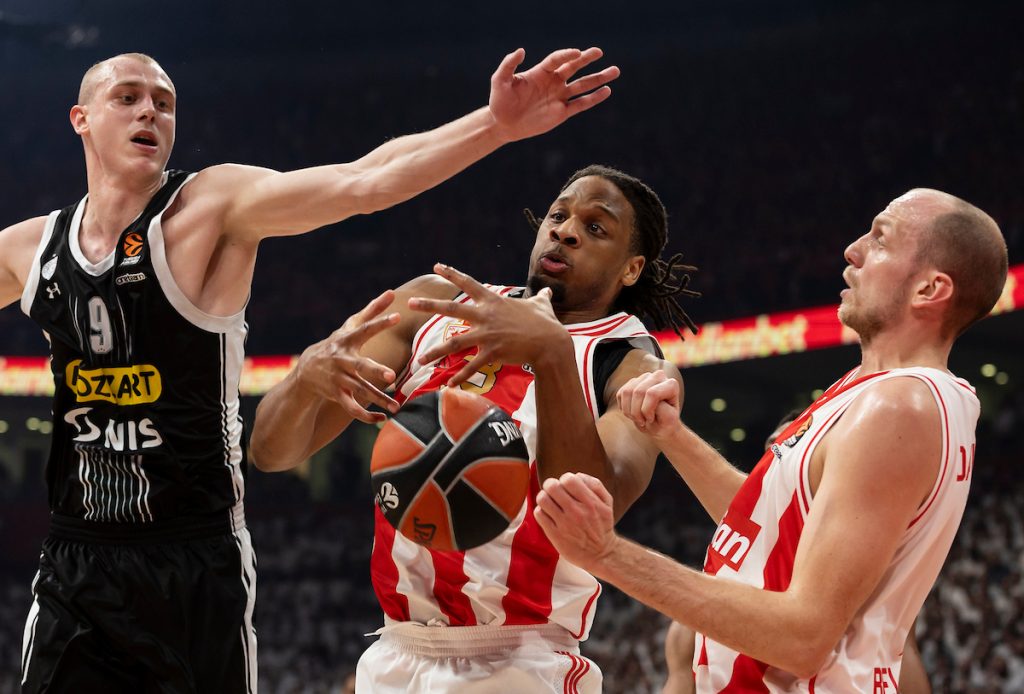 PONOVO U TRCI ZA TOP 8 Zvezda ubedljiva sa večitim rivalom, Partizan propustio da uhvati poslednji voz! „Delije“ u ekstazi posle velike pobede! (VIDEO)