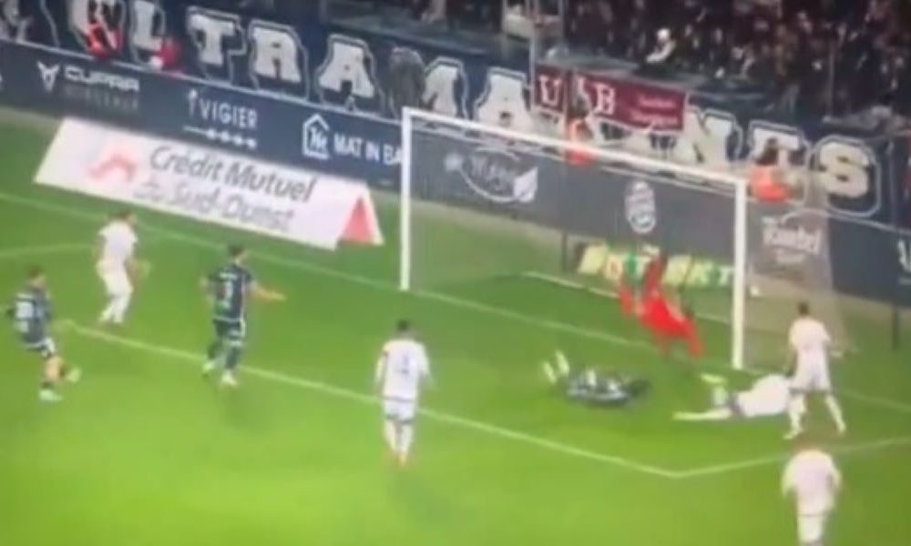 UŽAS U FRANCUSKOJ Fudbaler u komi posle sudara glavama (VIDEO)